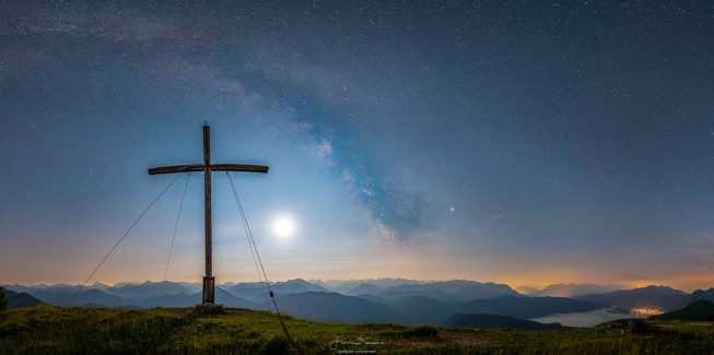 Gipfelkreuz mit Milchstraße und Vollmond zur Mondfinsternis am Hirschhörnlkopf