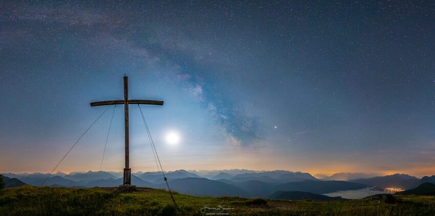 Gipfelkreuz mit Milchstraße und Vollmond zur Mondfinsternis am Hirschhörnlkopf
