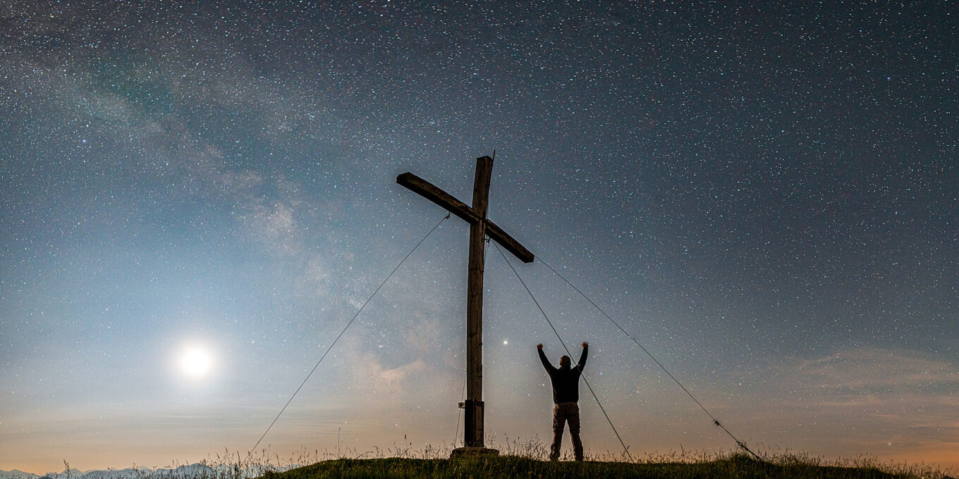 Gipfelkreuz mit Milchstraße und Vollmond zur Mondfinsternis am Hirschhörnlkopf
