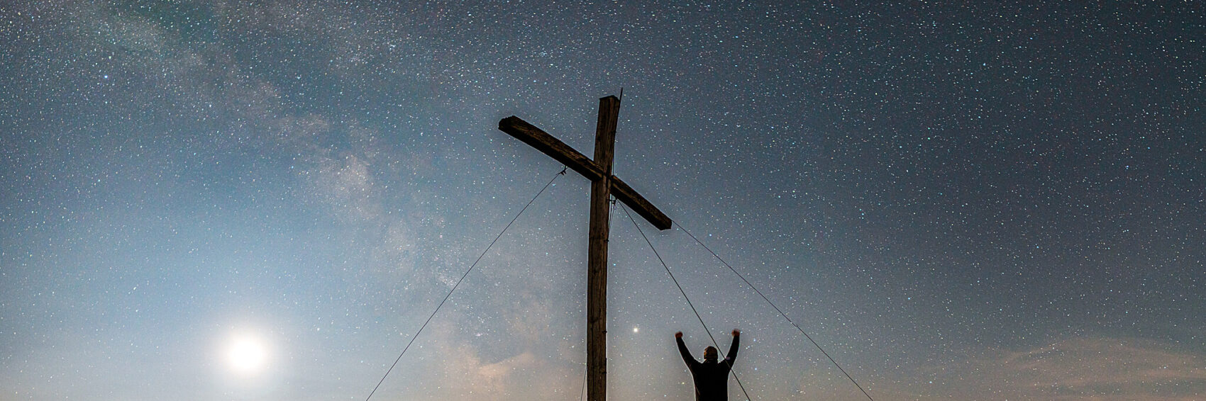 Milchstraße über dem Gipfel bei partieller Mondfinsternis Gipfelkreuz mit Milchstraße und Vollmond zur Mondfinsternis am Hirschhörnlkopf