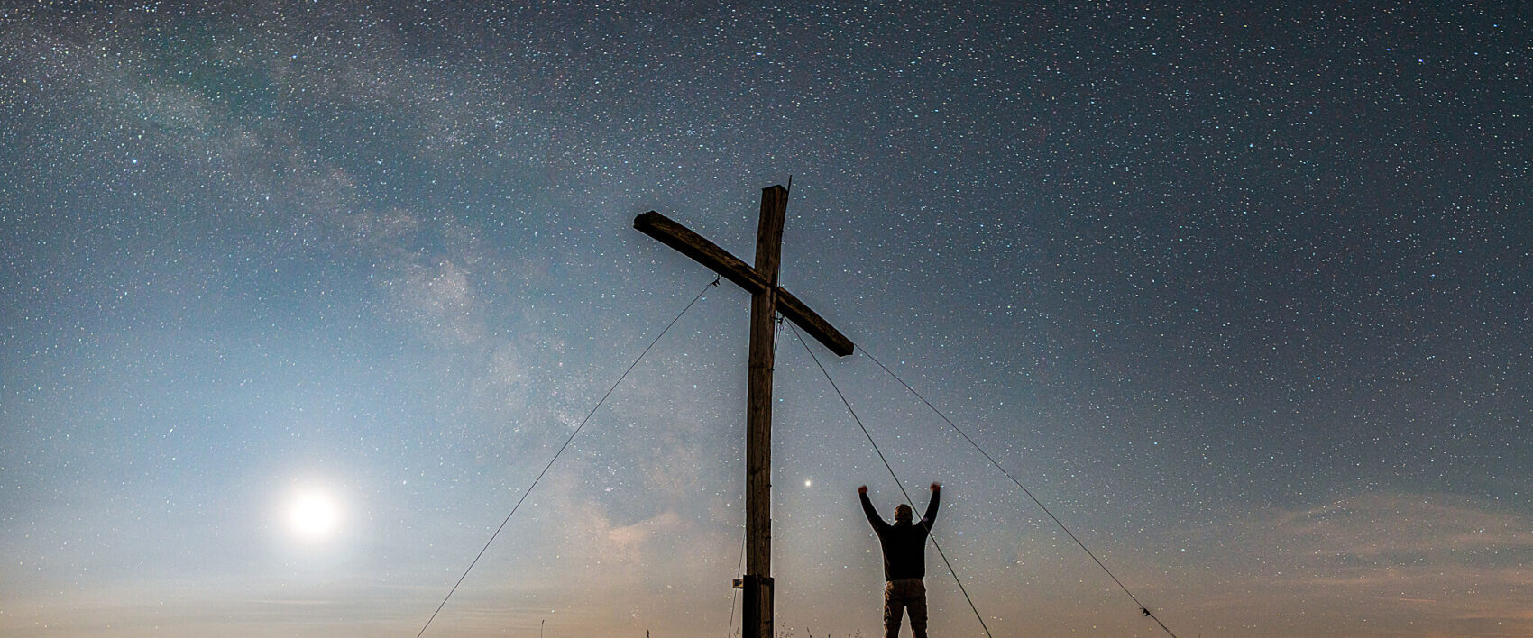 Milchstraße über dem Gipfel bei partieller Mondfinsternis Gipfelkreuz mit Milchstraße und Vollmond zur Mondfinsternis am Hirschhörnlkopf