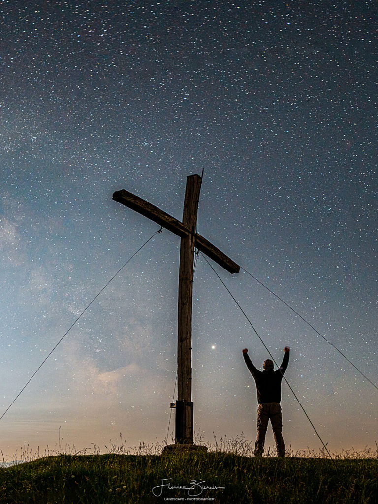 Gipfelkreuz mit Milchstraße und Vollmond zur Mondfinsternis am Hirschhörnlkopf