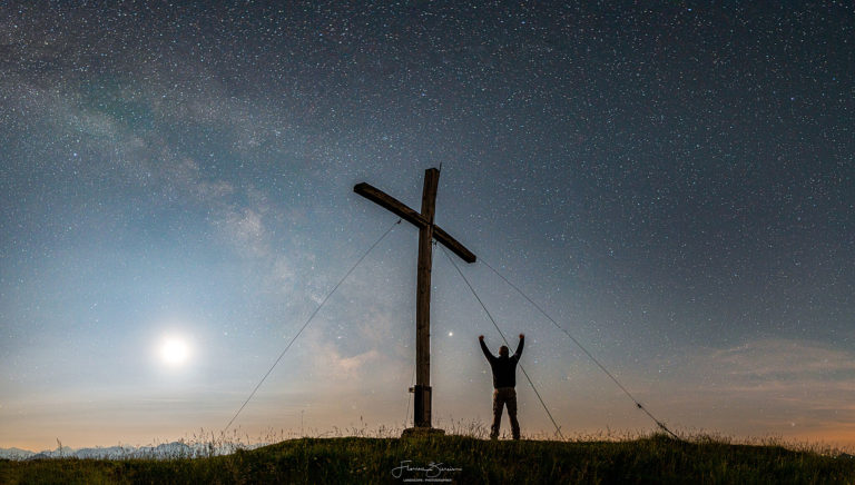 Milchstraße über dem Gipfel bei partieller Mondfinsternis Gipfelkreuz mit Milchstraße und Vollmond zur Mondfinsternis am Hirschhörnlkopf