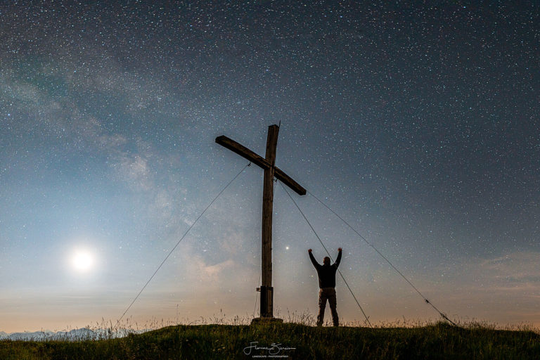 Milchstraße über dem Gipfel bei partieller Mondfinsternis Gipfelkreuz mit Milchstraße und Vollmond zur Mondfinsternis am Hirschhörnlkopf