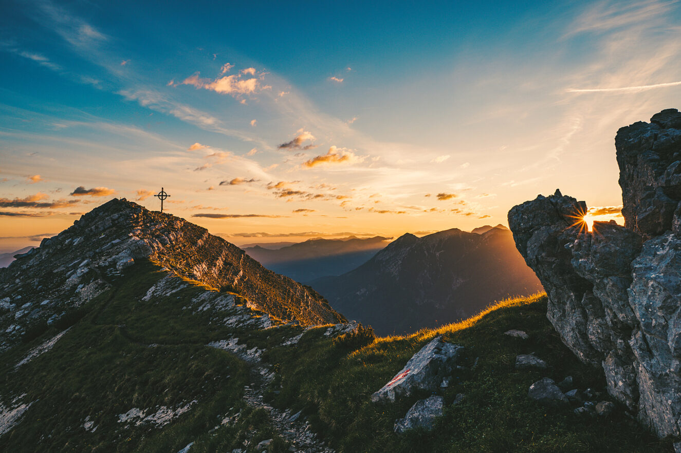 Sonnenaufgang nach einer Nacht am Berg Sonnenaufgang nach einer Nacht am Berg