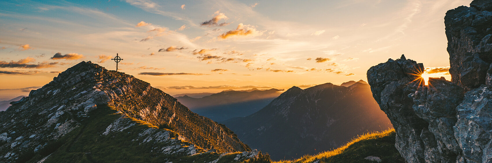 Sonnenaufgang nach einer Nacht am Berg