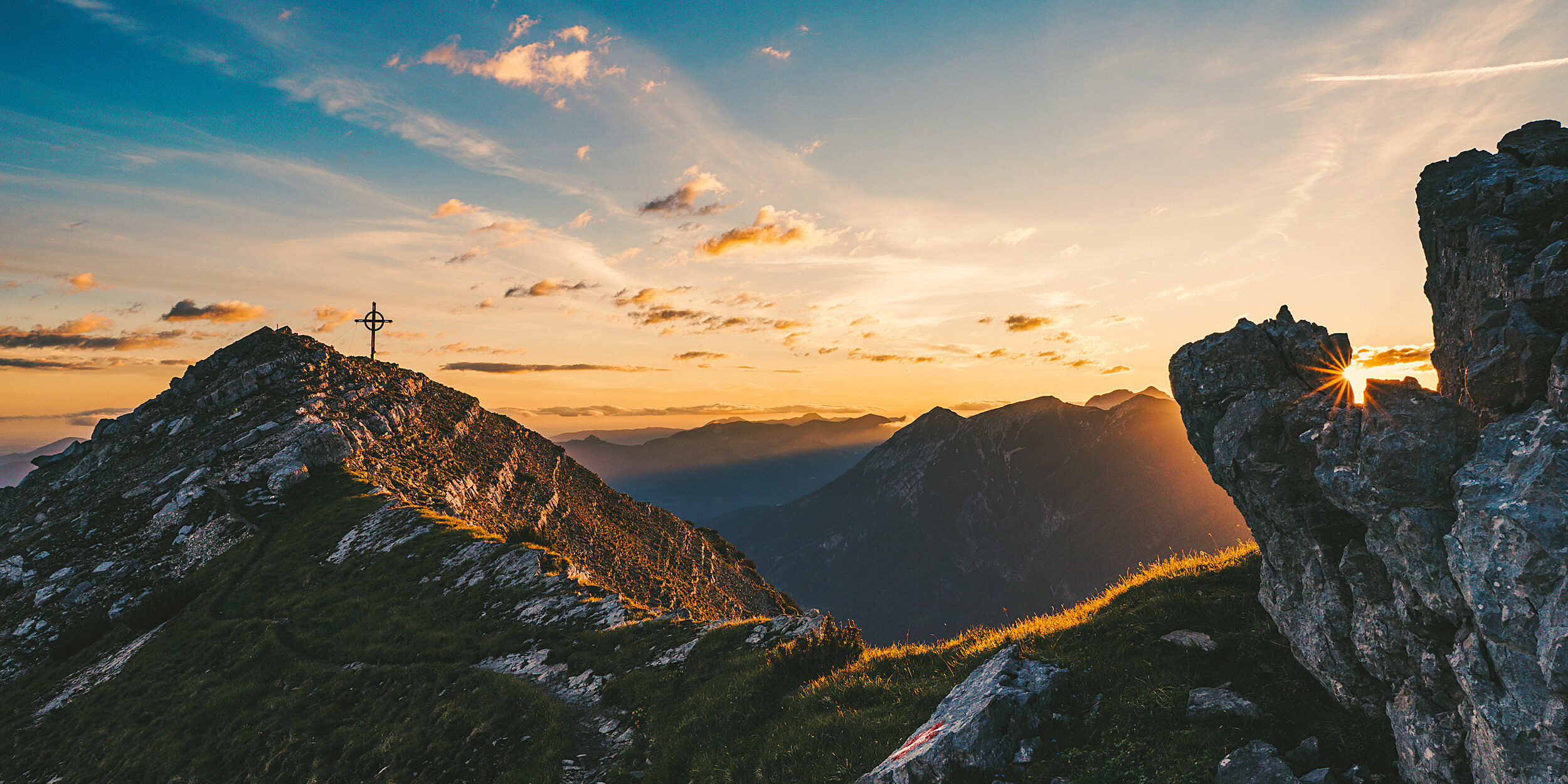 Sonnenaufgang nach einer Nacht am Berg Sonnenaufgang nach einer Nacht am Berg