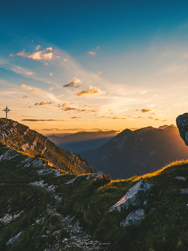 Sonnenaufgang nach einer Nacht am Berg