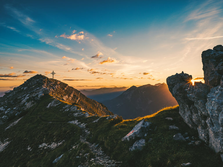 Sonnenaufgang nach einer Nacht am Berg Sonnenaufgang nach einer Nacht am Berg