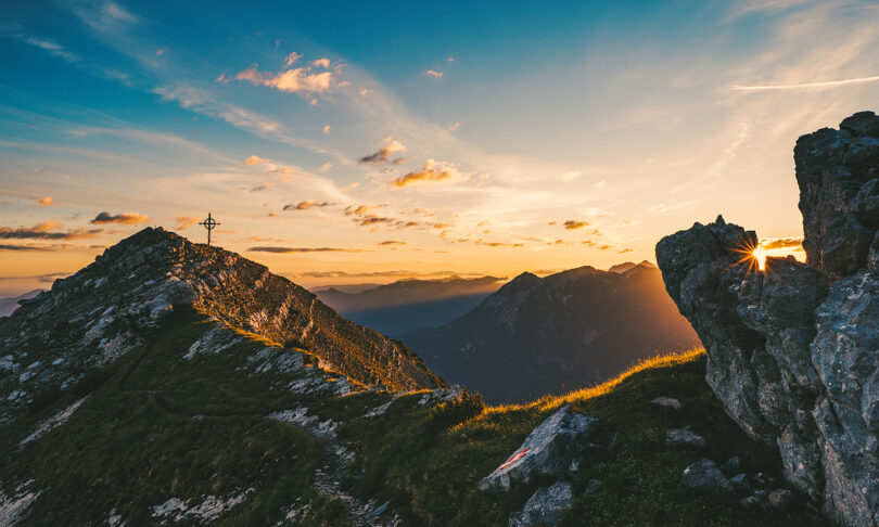 Sonnenaufgang nach einer Nacht am Berg