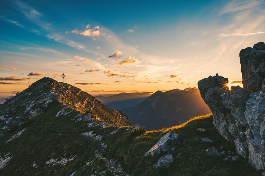 Sonnenaufgang nach einer Nacht am Berg